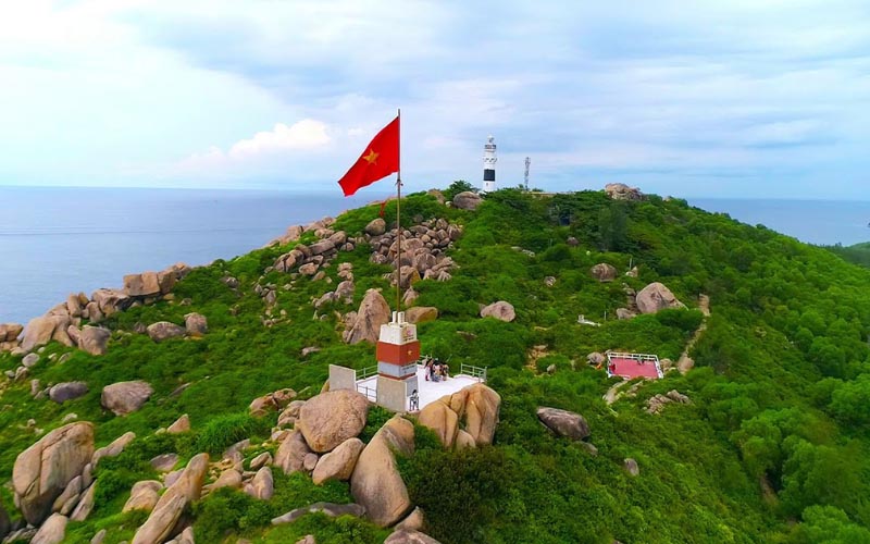 Cột cờ thanh niên trên đảo cù lao xanh