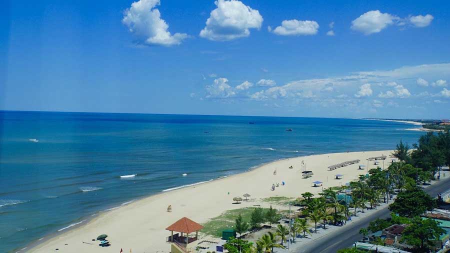 Đắm mình tại bãi biển Nhật Lệ